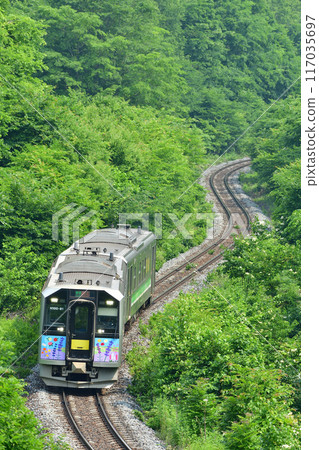 H100列車穿過繩文嶺 117035697