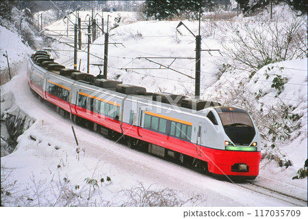 冰天雪地的奧羽本線運行的特急津輕 117035709