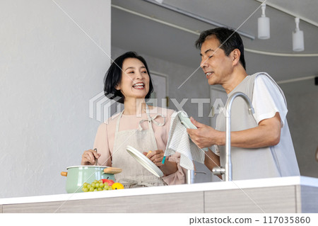 站立在廚房裡的中間夫婦 站立在廚房裡的中間夫婦 117035860