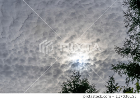 忍野村，高高的雲層間隙，可以看到陽光 117036155