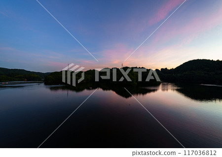 Scenery of Nunome Dam on the eastern edge of Nara City. The open sky and lake surface on the south side of the dam. Fixed-tripod interval photography. Starry sky from before sunset #79 117036812