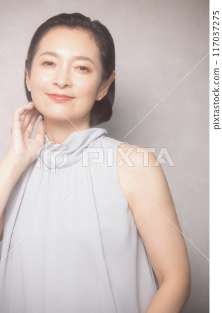 Beauty image of middle-aged women 117037275