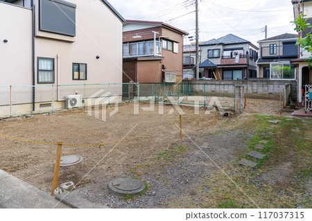 住宅區內的空屋被拆除,形成空地的土地。 住宅區內的空屋被拆除,形成空地的土地。 117037315