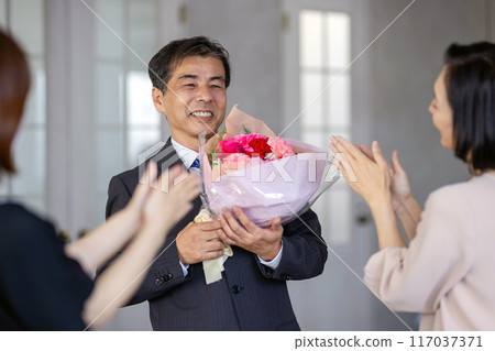 Family members congratulating their retirement Family members congratulating their retirement 117037371