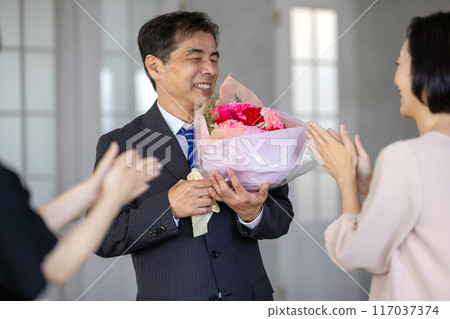 Family members congratulating their retirement Family members congratulating their retirement 117037374