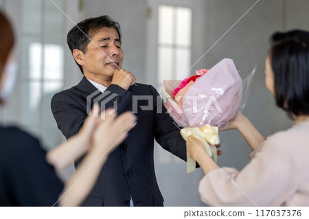 一家人慶祝退休 117037376