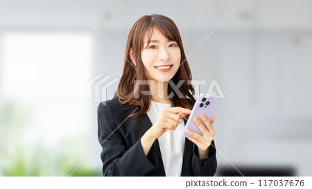 有智慧型手機的微笑的日本女商人 117037676