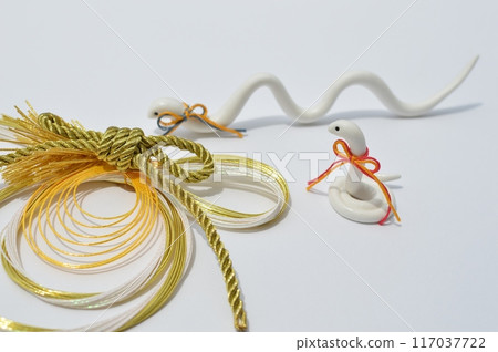 紙黏土蛇和水引裝飾的新年賀卡材料 紙黏土蛇和水引裝飾的新年賀卡材料 117037722