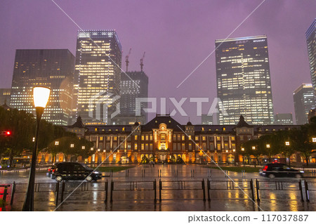 雨中的東京車站夜景 雨中的東京車站夜景 117037887