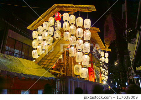 京都祗園祭上的 Yoiyama 燈籠和花車，這是夏季的傳統 117038009