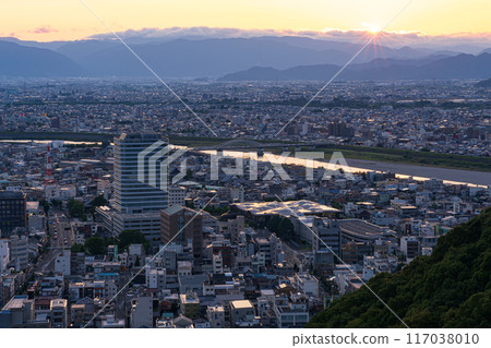 從展望台欣賞閃耀的城市夜景（岐阜縣） 117038010