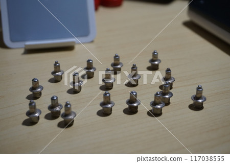 一組磨損的別針 117038555