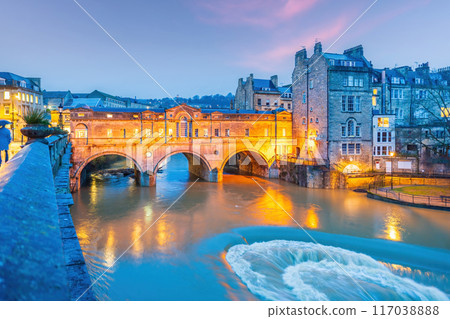 Pulteney Bridge spanning the River Avon, in Bath England Pulteney Bridge spanning the River Avon, in Bath England 117038888