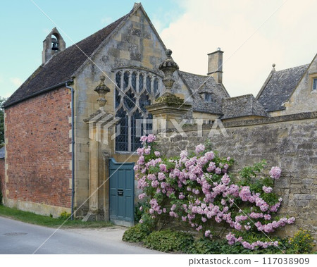 英國科茨沃爾德可愛的希德科特莊園花園入口處盛開的粉紅玫瑰 英國科茨沃爾德可愛的希德科特莊園花園入口處盛開的粉紅玫瑰 117038909