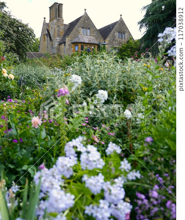 英格蘭科茨沃爾德地區綠樹環繞的希德科特莊園花園 英格蘭科茨沃爾德地區綠樹環繞的希德科特莊園花園 117038912