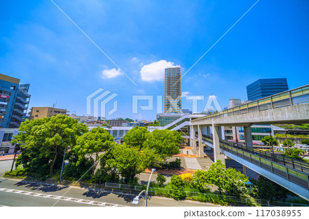 日本橫濱城市景觀，七月。橫濱市戶塚區東戶塚站東口一景。還可以看到西口=22號的塔人 117038955