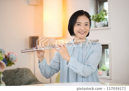 客廳裡吹笛子的中年婦女 117039171