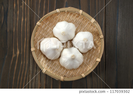 Garlic in a colander 117039302