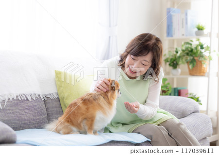 與她的寵物狗一起放鬆的老婦人 117039611