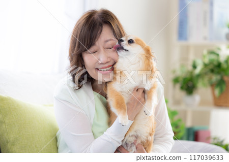 與她的寵物狗一起放鬆的老婦人 117039633