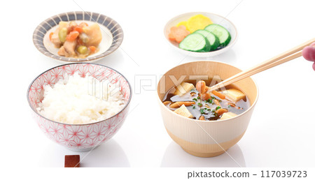 滑子湯、米飯和配菜（白色背景） 117039723