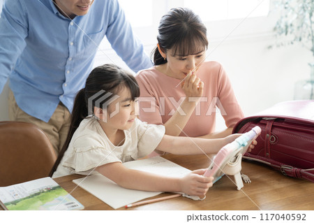 父母和女兒看平板電腦 父母和女兒看平板電腦 117040592