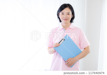 穿著粉紅色 Polo 衫的護理人員的肖像 117040974