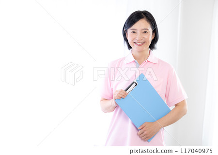 Portrait of a caregiver wearing a pink polo shirt 117040975