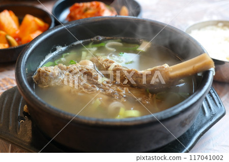 A traditional Korean soup dish made by boiling and seasoning large beef ribs. 117041002