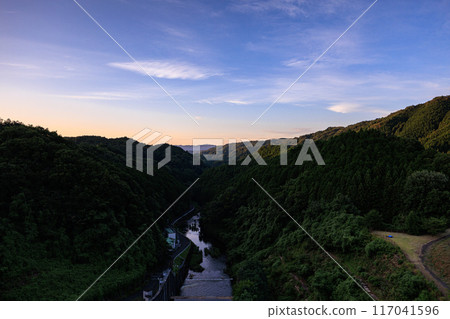 Scenery of Nunome Dam on the eastern edge of Nara City. Evening sky on the valley side and Nunome River. Fixed tripod interval photography from before sunset to the night sky. 117041596