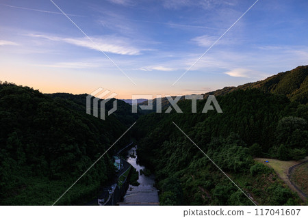 奈良市東部邊緣的布諾米水壩和山谷一側的布諾姆河的風景#日落前的夜空。 奈良市東部邊緣的布諾米水壩和山谷一側的布諾姆河的風景#日落前的夜空。 117041607