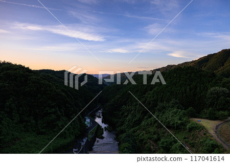 Scenery of Nunome Dam on the eastern edge of Nara City. Evening sky on the valley side and Nunome River. Fixed tripod interval photography from before sunset to the night sky. 117041614