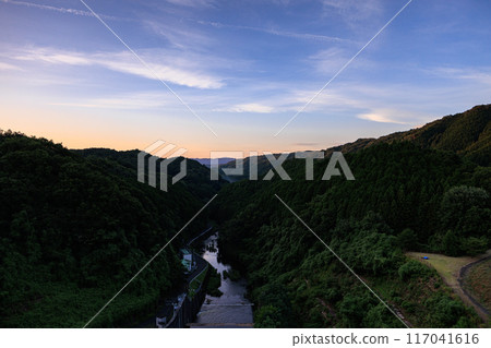 Scenery of Nunome Dam on the eastern edge of Nara City. Evening sky on the valley side and Nunome River. Fixed tripod interval photography from before sunset to the night sky. 117041616