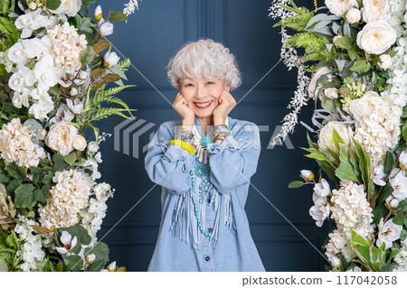 喜歡時尚、自由表達自我的60、70歲老年女性 117042058