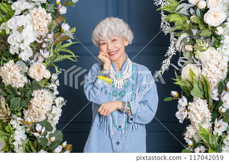 喜歡時尚、自由表達自我的60、70歲老年女性 117042059