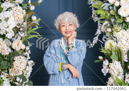 喜歡時尚、自由表達自我的60、70歲老年女性 喜歡時尚、自由表達自我的60、70歲老年女性 117042061