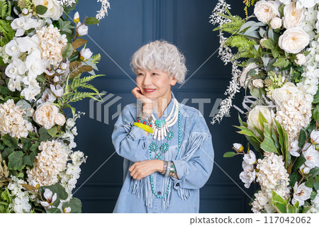 喜歡時尚、自由表達自我的60、70歲老年女性 喜歡時尚、自由表達自我的60、70歲老年女性 117042062