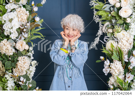 喜歡時尚、自由表達自我的60、70歲老年女性 喜歡時尚、自由表達自我的60、70歲老年女性 117042064