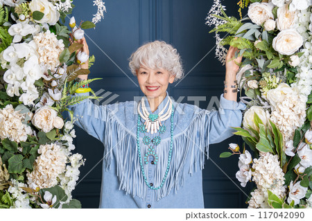 喜歡時尚、自由表達自我的60、70歲老年女性 喜歡時尚、自由表達自我的60、70歲老年女性 117042090