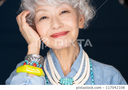 Senior women in their 60s and 70s who enjoy fashion and freedom of self-expression 117042106