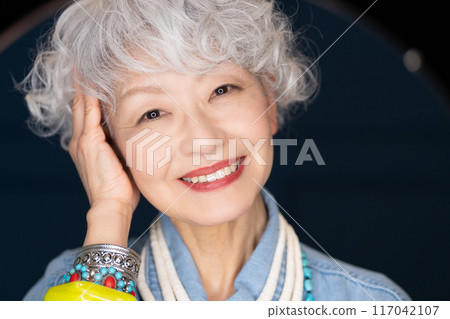 Senior women in their 60s and 70s who enjoy fashion and freedom of self-expression 117042107