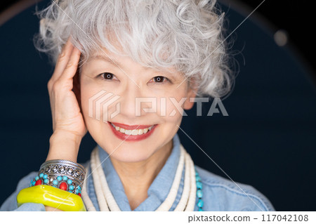 喜歡時尚、自由表達自我的60、70歲老年女性 117042108