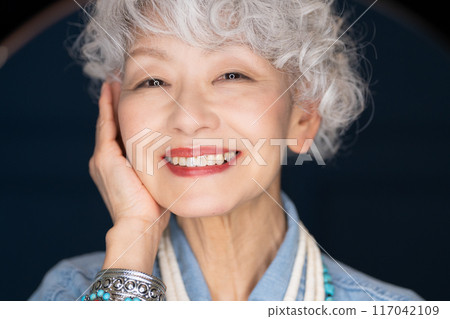 喜歡時尚、自由表達自我的60、70歲老年女性 117042109