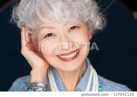 喜歡時尚、自由表達自我的60、70歲老年女性 117042110