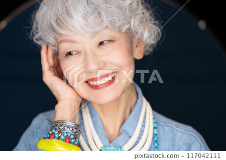 Senior women in their 60s and 70s who enjoy fashion and freedom of self-expression 117042111
