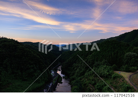 奈良市東部邊緣的布諾米水壩和山谷一側的布諾姆河的風景#79 日落前的夜空。 奈良市東部邊緣的布諾米水壩和山谷一側的布諾姆河的風景#79 日落前的夜空。 117042516