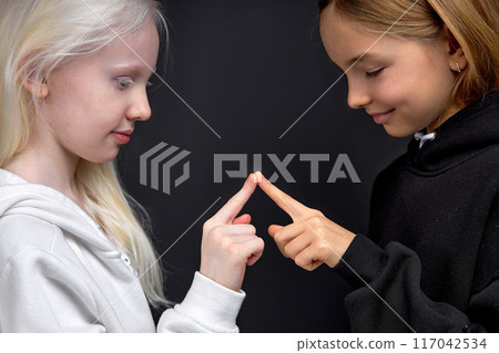 two best friends has their own body secret language 117042534