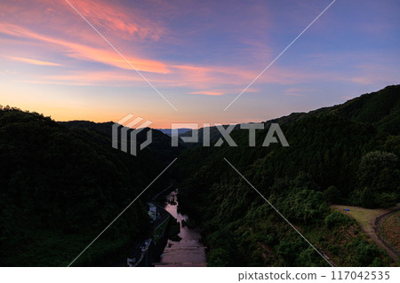 奈良市東部邊緣的布諾米水壩和山谷一側的布諾姆河的風景#92 日落前的夜空。 117042535