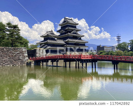 Matsumoto Castle in summer (Matsumoto City, Nagano Prefecture) 117042892