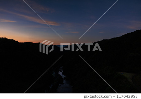 奈良市東部邊緣的布諾米水壩和山谷一側的布諾姆河的風景#98 日落前的夜空。 117042955